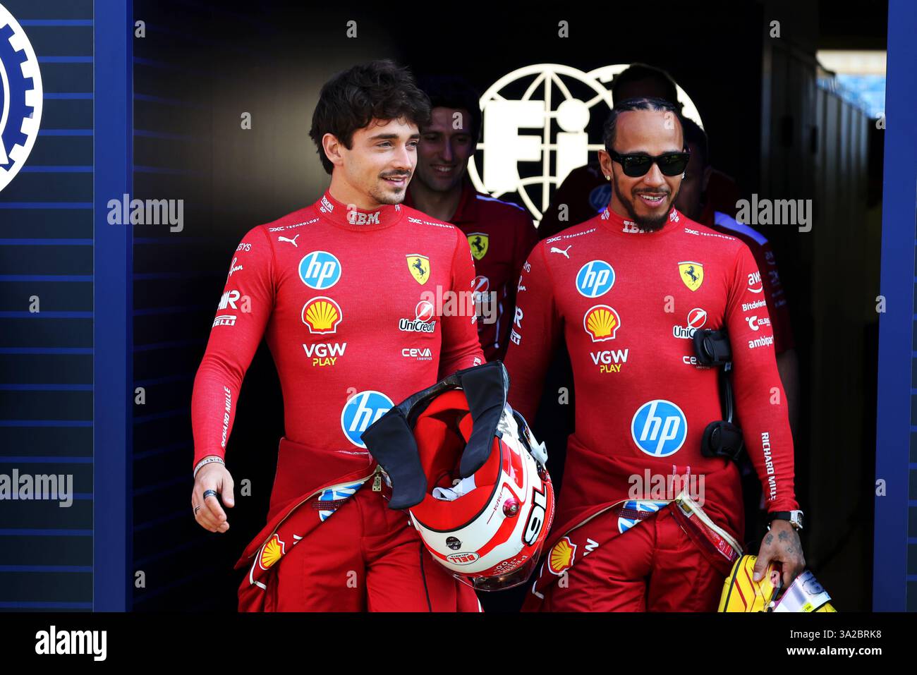 Melbourne, Australie. 13 mars 2025. (De gauche à droite) : Charles Leclerc (mon) Ferrari avec son coéquipier Lewis Hamilton (GBR) Ferrari. 13.03.2025. Formula 1 World Championship, Rd 1, Australian Grand Prix, Albert Park, Melbourne, Australie, jour de préparation. Le crédit photo devrait se lire : XPB/Alamy Live News. Banque D'Images