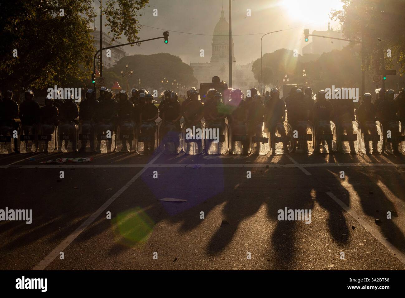 Buenos Aires, capitale fédérale, Argentine. 12 mars 2025. 13 mars 2025, Buenos Aires, Argentine : tous les mercredis, les retraités organisent une manifestation devant le Congrès argentin pour exiger la perte de leur pouvoir d'achat. Ce mercredi, la manifestation a eu un résultat explosif : la présence de centaines de fans de football d'un grand nombre de . Clubs argentins, qui ont décidé de se mobiliser en faveur des retraités. Le résultat fut un violent affrontement entre les fans, qui lançaient des pierres et d'autres objets, et les forces de sécurité, qui utilisèrent des canons à eau, des gaz lacrymogènes, des balles en caoutchouc et des matraques pour repousser les protes Banque D'Images
