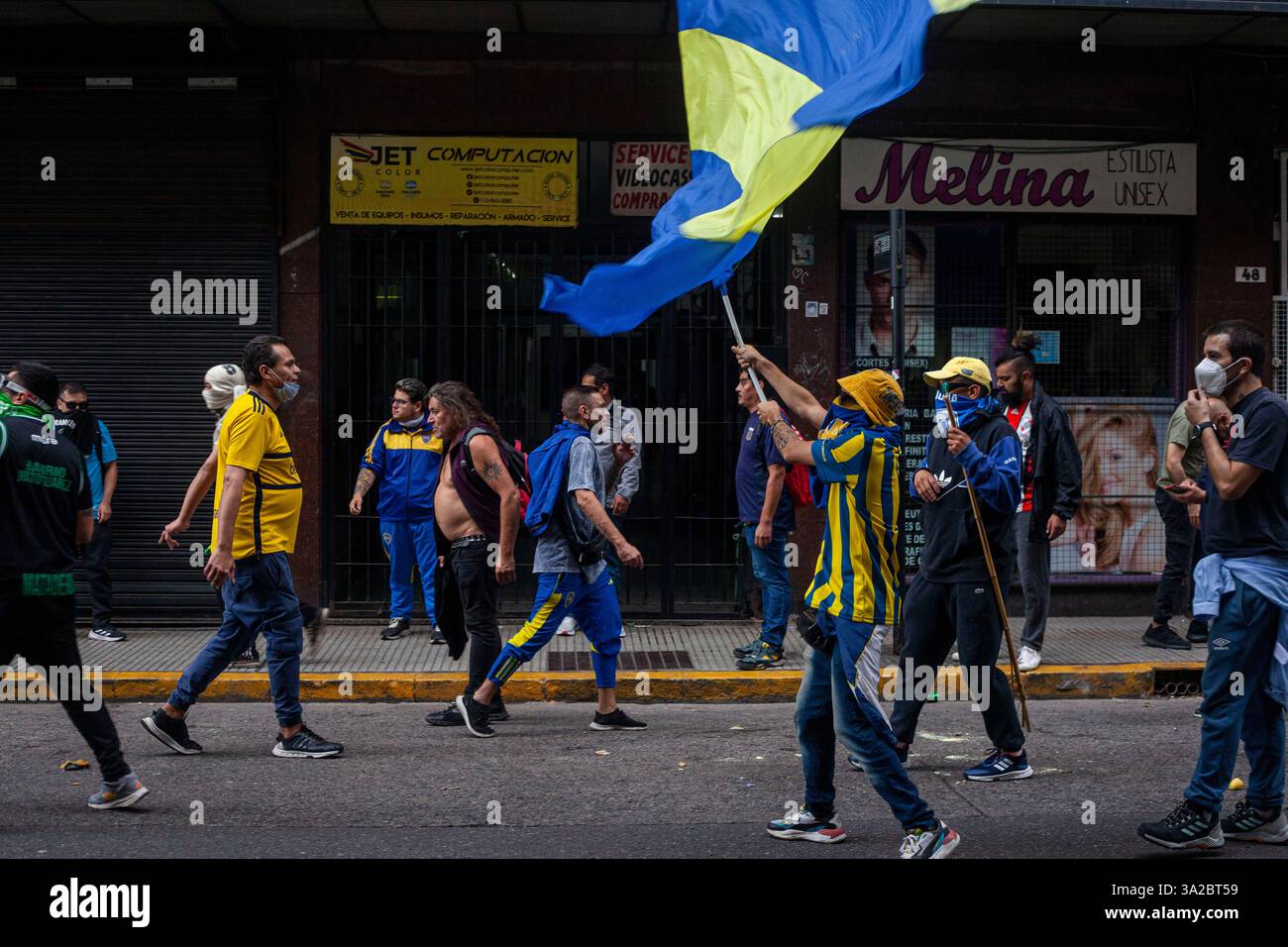 Buenos Aires, capitale fédérale, Argentine. 12 mars 2025. 13 mars 2025, Buenos Aires, Argentine : tous les mercredis, les retraités organisent une manifestation devant le Congrès argentin pour exiger la perte de leur pouvoir d'achat. Ce mercredi, la manifestation a eu un résultat explosif : la présence de centaines de fans de football d'un grand nombre de . Clubs argentins, qui ont décidé de se mobiliser en faveur des retraités. Le résultat fut un violent affrontement entre les fans, qui lançaient des pierres et d'autres objets, et les forces de sécurité, qui utilisèrent des canons à eau, des gaz lacrymogènes, des balles en caoutchouc et des matraques pour repousser les protes Banque D'Images