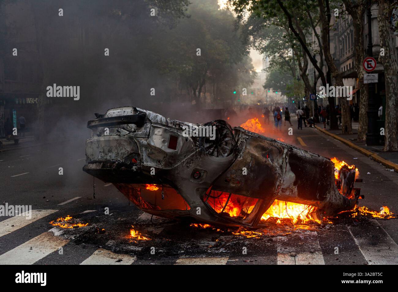 Buenos Aires, capitale fédérale, Argentine. 12 mars 2025. 13 mars 2025, Buenos Aires, Argentine : tous les mercredis, les retraités organisent une manifestation devant le Congrès argentin pour exiger la perte de leur pouvoir d'achat. Ce mercredi, la manifestation a eu un résultat explosif : la présence de centaines de fans de football d'un grand nombre de . Clubs argentins, qui ont décidé de se mobiliser en faveur des retraités. Le résultat fut un violent affrontement entre les fans, qui lançaient des pierres et d'autres objets, et les forces de sécurité, qui utilisèrent des canons à eau, des gaz lacrymogènes, des balles en caoutchouc et des matraques pour repousser les protes Banque D'Images