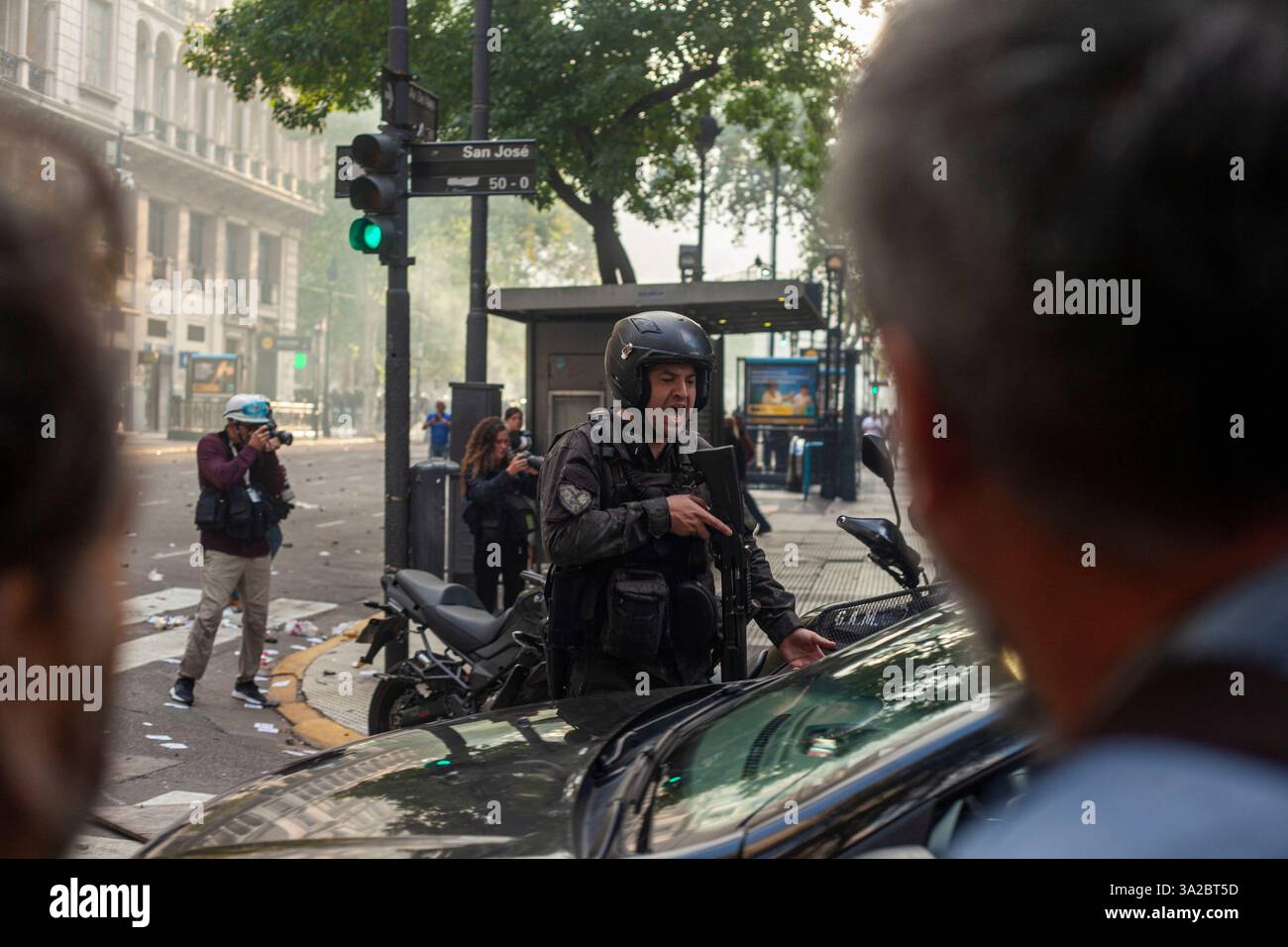 Buenos Aires, capitale fédérale, Argentine. 12 mars 2025. 13 mars 2025, Buenos Aires, Argentine : tous les mercredis, les retraités organisent une manifestation devant le Congrès argentin pour exiger la perte de leur pouvoir d'achat. Ce mercredi, la manifestation a eu un résultat explosif : la présence de centaines de fans de football d'un grand nombre de . Clubs argentins, qui ont décidé de se mobiliser en faveur des retraités. Le résultat fut un violent affrontement entre les fans, qui lançaient des pierres et d'autres objets, et les forces de sécurité, qui utilisèrent des canons à eau, des gaz lacrymogènes, des balles en caoutchouc et des matraques pour repousser les protes Banque D'Images