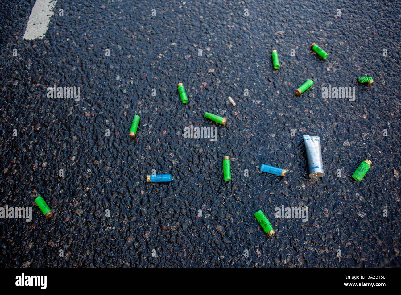 Buenos Aires, capitale fédérale, Argentine. 12 mars 2025. 13 mars 2025, Buenos Aires, Argentine : tous les mercredis, les retraités organisent une manifestation devant le Congrès argentin pour exiger la perte de leur pouvoir d'achat. Ce mercredi, la manifestation a eu un résultat explosif : la présence de centaines de fans de football d'un grand nombre de . Clubs argentins, qui ont décidé de se mobiliser en faveur des retraités. Le résultat fut un violent affrontement entre les fans, qui lançaient des pierres et d'autres objets, et les forces de sécurité, qui utilisèrent des canons à eau, des gaz lacrymogènes, des balles en caoutchouc et des matraques pour repousser les protes Banque D'Images
