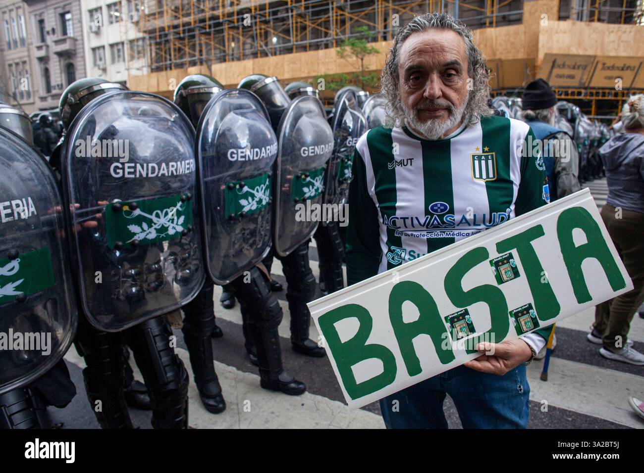 Buenos Aires, capitale fédérale, Argentine. 12 mars 2025. 13 mars 2025, Buenos Aires, Argentine : tous les mercredis, les retraités organisent une manifestation devant le Congrès argentin pour exiger la perte de leur pouvoir d'achat. Ce mercredi, la manifestation a eu un résultat explosif : la présence de centaines de fans de football d'un grand nombre de . Clubs argentins, qui ont décidé de se mobiliser en faveur des retraités. Le résultat fut un violent affrontement entre les fans, qui lançaient des pierres et d'autres objets, et les forces de sécurité, qui utilisèrent des canons à eau, des gaz lacrymogènes, des balles en caoutchouc et des matraques pour repousser les protes Banque D'Images
