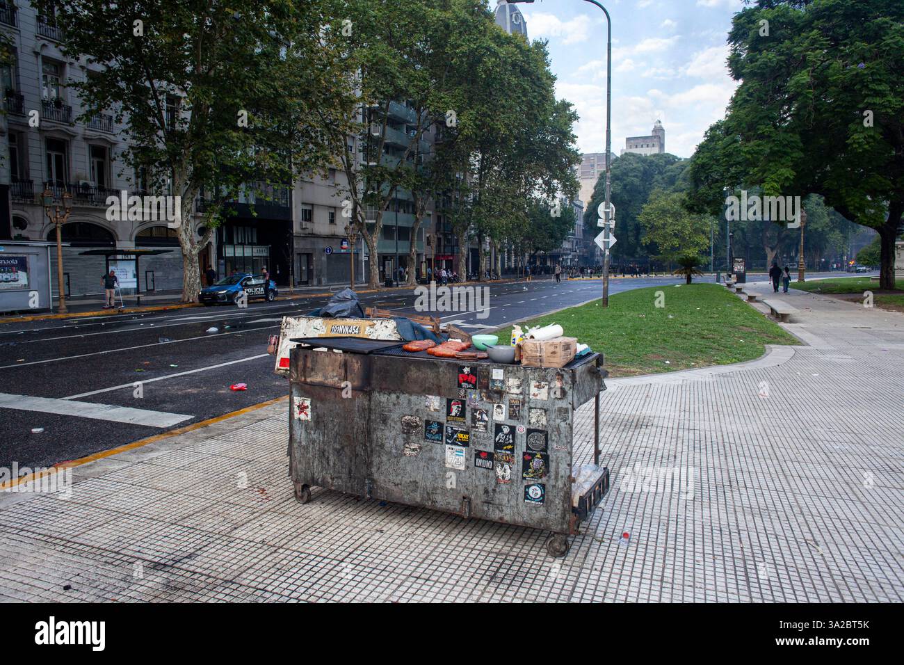 Buenos Aires, capitale fédérale, Argentine. 12 mars 2025. 13 mars 2025, Buenos Aires, Argentine : tous les mercredis, les retraités organisent une manifestation devant le Congrès argentin pour exiger la perte de leur pouvoir d'achat. Ce mercredi, la manifestation a eu un résultat explosif : la présence de centaines de fans de football d'un grand nombre de . Clubs argentins, qui ont décidé de se mobiliser en faveur des retraités. Le résultat fut un violent affrontement entre les fans, qui lançaient des pierres et d'autres objets, et les forces de sécurité, qui utilisèrent des canons à eau, des gaz lacrymogènes, des balles en caoutchouc et des matraques pour repousser les protes Banque D'Images