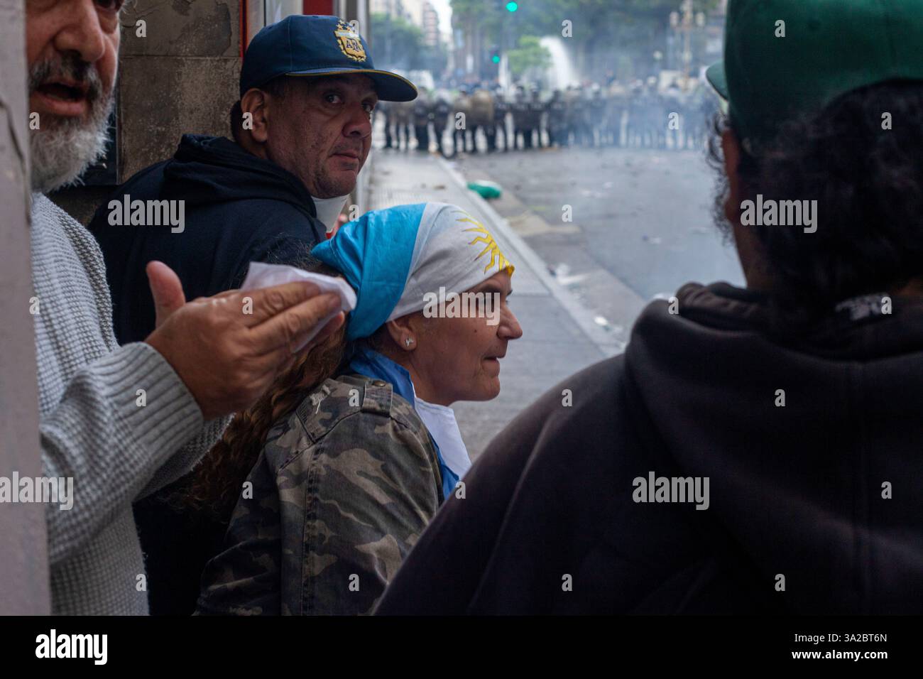 Buenos Aires, capitale fédérale, Argentine. 12 mars 2025. 13 mars 2025, Buenos Aires, Argentine : tous les mercredis, les retraités organisent une manifestation devant le Congrès argentin pour exiger la perte de leur pouvoir d'achat. Ce mercredi, la manifestation a eu un résultat explosif : la présence de centaines de fans de football d'un grand nombre de . Clubs argentins, qui ont décidé de se mobiliser en faveur des retraités. Le résultat fut un violent affrontement entre les fans, qui lançaient des pierres et d'autres objets, et les forces de sécurité, qui utilisèrent des canons à eau, des gaz lacrymogènes, des balles en caoutchouc et des matraques pour repousser les protes Banque D'Images