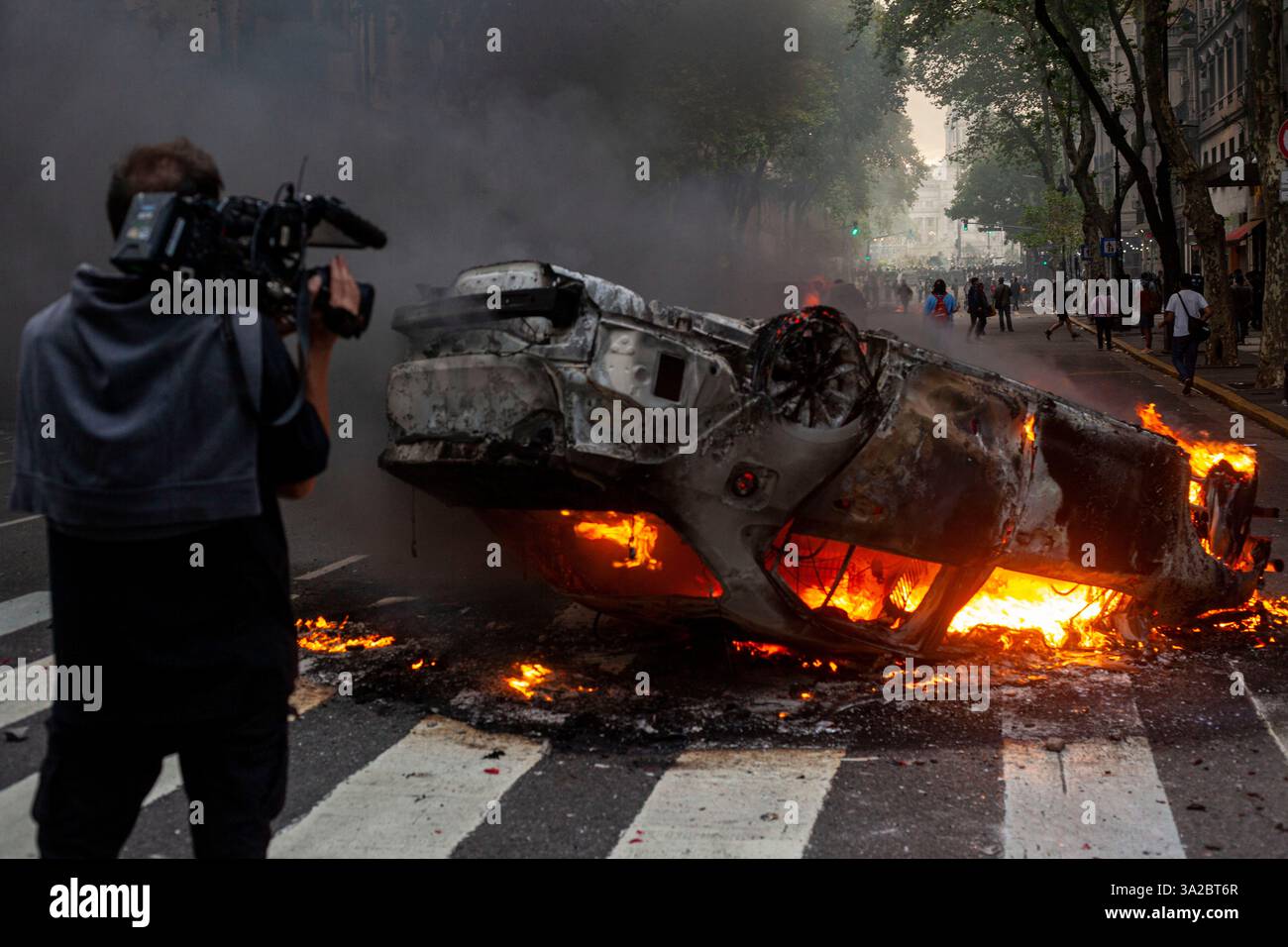 Buenos Aires, capitale fédérale, Argentine. 12 mars 2025. 13 mars 2025, Buenos Aires, Argentine : tous les mercredis, les retraités organisent une manifestation devant le Congrès argentin pour exiger la perte de leur pouvoir d'achat. Ce mercredi, la manifestation a eu un résultat explosif : la présence de centaines de fans de football d'un grand nombre de . Clubs argentins, qui ont décidé de se mobiliser en faveur des retraités. Le résultat fut un violent affrontement entre les fans, qui lançaient des pierres et d'autres objets, et les forces de sécurité, qui utilisèrent des canons à eau, des gaz lacrymogènes, des balles en caoutchouc et des matraques pour repousser les protes Banque D'Images