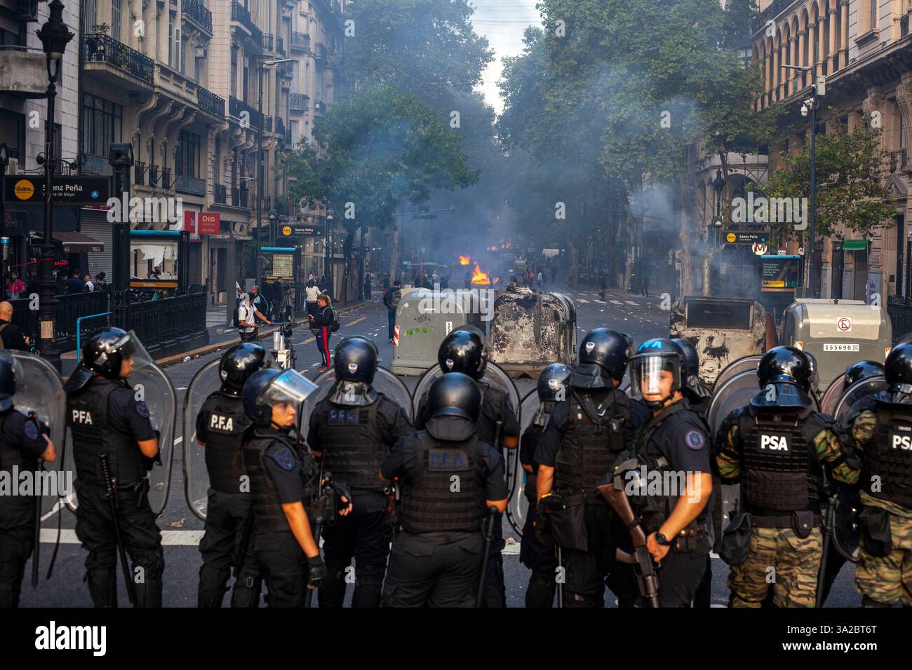 Buenos Aires, capitale fédérale, Argentine. 12 mars 2025. 13 mars 2025, Buenos Aires, Argentine : tous les mercredis, les retraités organisent une manifestation devant le Congrès argentin pour exiger la perte de leur pouvoir d'achat. Ce mercredi, la manifestation a eu un résultat explosif : la présence de centaines de fans de football d'un grand nombre de . Clubs argentins, qui ont décidé de se mobiliser en faveur des retraités. Le résultat fut un violent affrontement entre les fans, qui lançaient des pierres et d'autres objets, et les forces de sécurité, qui utilisèrent des canons à eau, des gaz lacrymogènes, des balles en caoutchouc et des matraques pour repousser les protes Banque D'Images