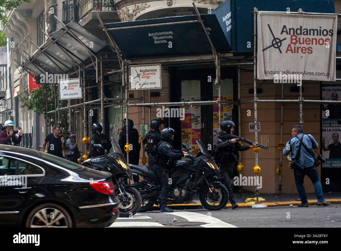 Buenos Aires, capitale fédérale, Argentine. 12 mars 2025. 13 mars 2025, Buenos Aires, Argentine : tous les mercredis, les retraités organisent une manifestation devant le Congrès argentin pour exiger la perte de leur pouvoir d'achat. Ce mercredi, la manifestation a eu un résultat explosif : la présence de centaines de fans de football d'un grand nombre de . Clubs argentins, qui ont décidé de se mobiliser en faveur des retraités. Le résultat fut un violent affrontement entre les fans, qui lançaient des pierres et d'autres objets, et les forces de sécurité, qui utilisèrent des canons à eau, des gaz lacrymogènes, des balles en caoutchouc et des matraques pour repousser les protes Banque D'Images
