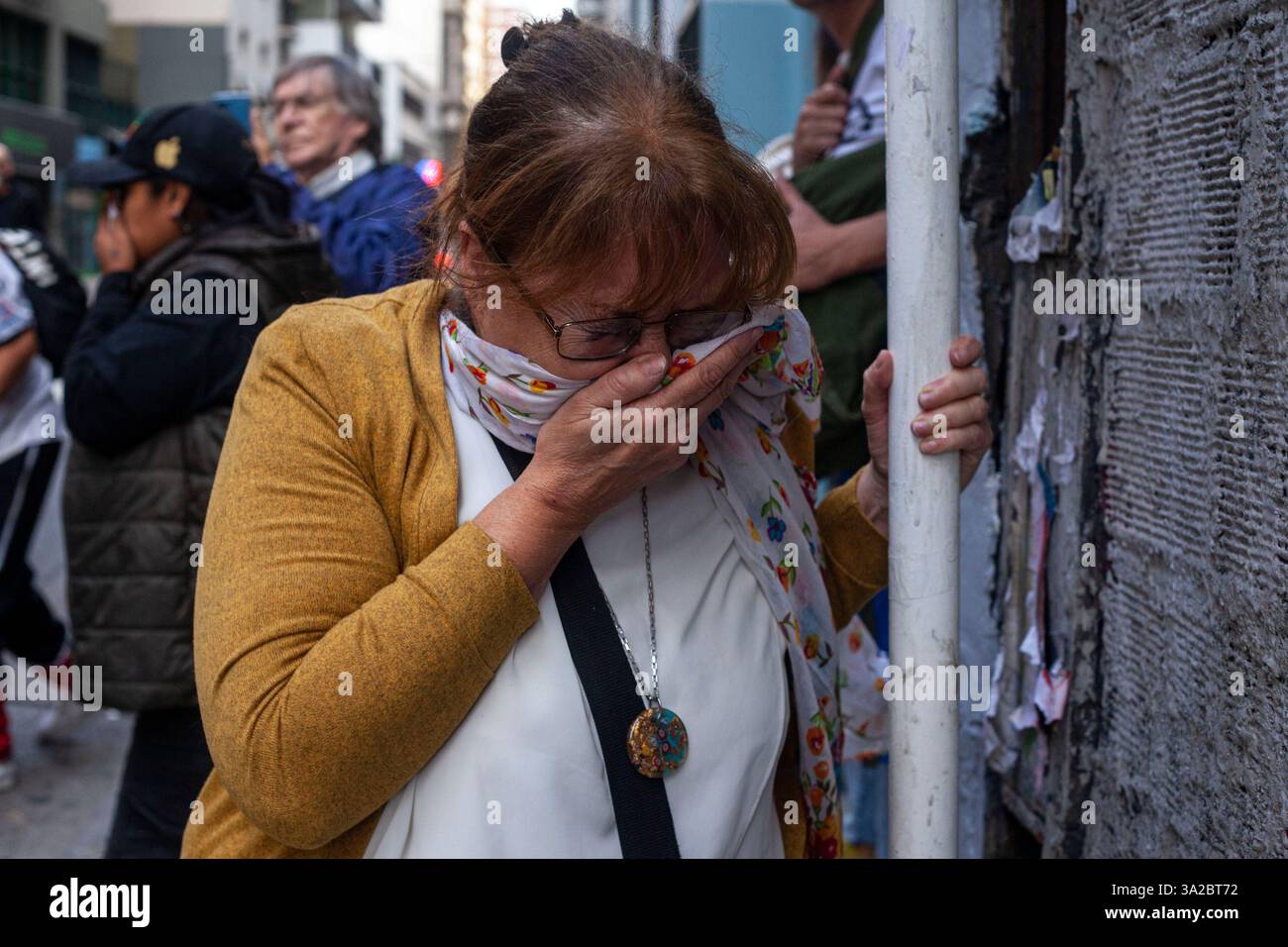 Buenos Aires, capitale fédérale, Argentine. 12 mars 2025. 13 mars 2025, Buenos Aires, Argentine : tous les mercredis, les retraités organisent une manifestation devant le Congrès argentin pour exiger la perte de leur pouvoir d'achat. Ce mercredi, la manifestation a eu un résultat explosif : la présence de centaines de fans de football d'un grand nombre de . Clubs argentins, qui ont décidé de se mobiliser en faveur des retraités. Le résultat fut un violent affrontement entre les fans, qui lançaient des pierres et d'autres objets, et les forces de sécurité, qui utilisèrent des canons à eau, des gaz lacrymogènes, des balles en caoutchouc et des matraques pour repousser les protes Banque D'Images