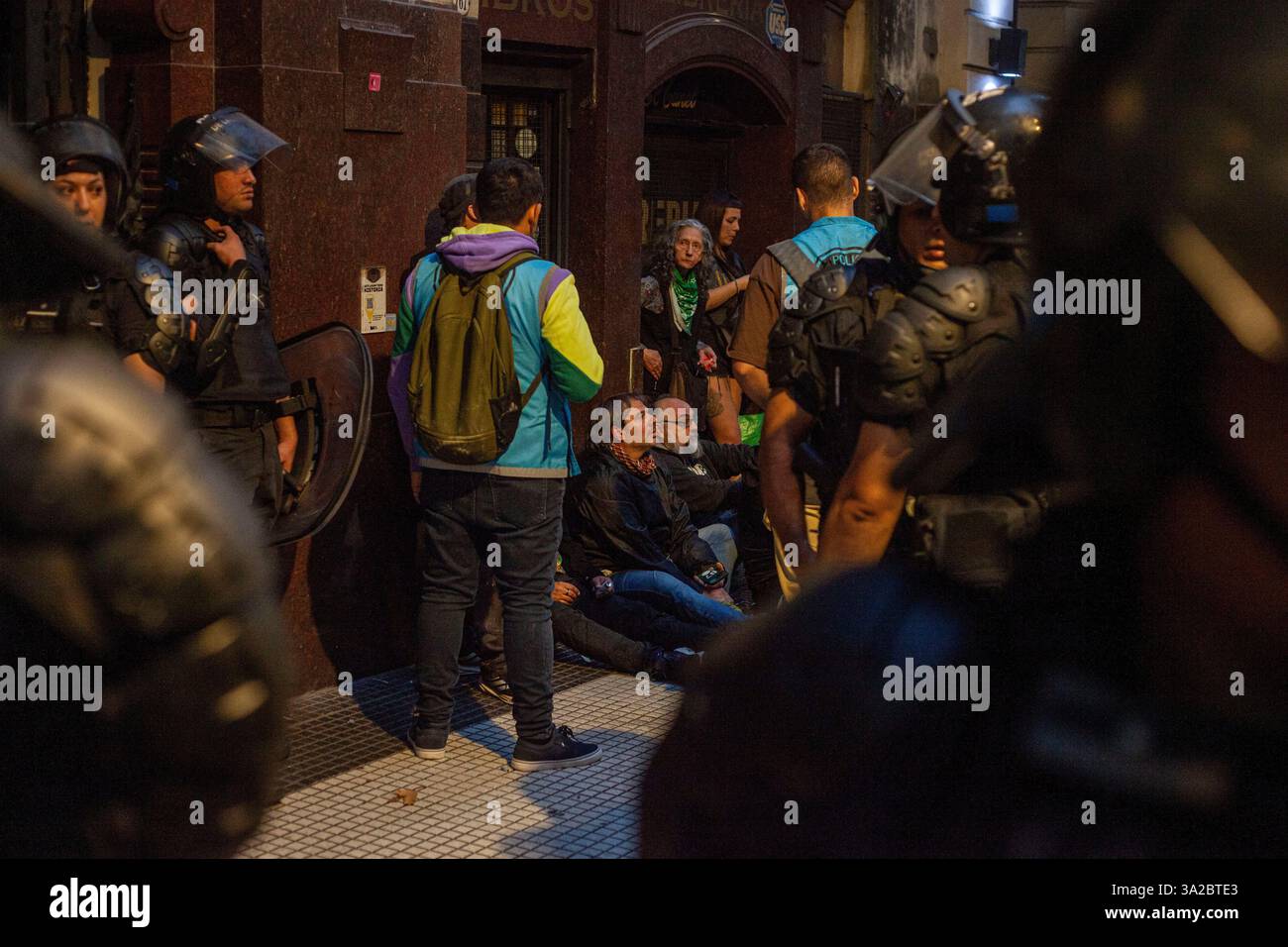 Buenos Aires, capitale fédérale, Argentine. 12 mars 2025. 13 mars 2025, Buenos Aires, Argentine : tous les mercredis, les retraités organisent une manifestation devant le Congrès argentin pour exiger la perte de leur pouvoir d'achat. Ce mercredi, la manifestation a eu un résultat explosif : la présence de centaines de fans de football d'un grand nombre de . Clubs argentins, qui ont décidé de se mobiliser en faveur des retraités. Le résultat fut un violent affrontement entre les fans, qui lançaient des pierres et d'autres objets, et les forces de sécurité, qui utilisèrent des canons à eau, des gaz lacrymogènes, des balles en caoutchouc et des matraques pour repousser les protes Banque D'Images