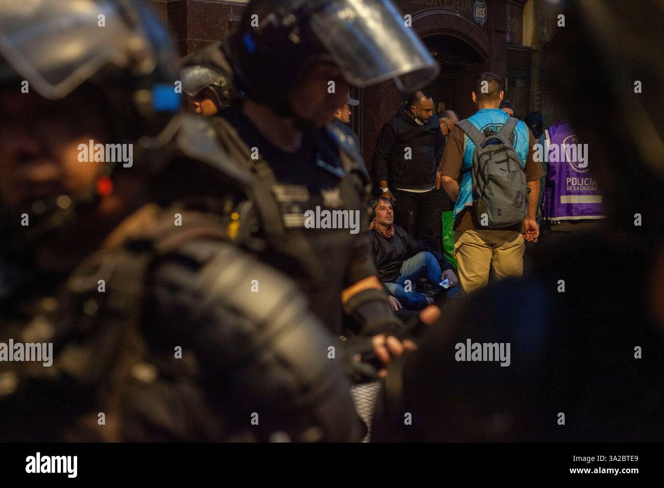 Buenos Aires, capitale fédérale, Argentine. 12 mars 2025. 13 mars 2025, Buenos Aires, Argentine : tous les mercredis, les retraités organisent une manifestation devant le Congrès argentin pour exiger la perte de leur pouvoir d'achat. Ce mercredi, la manifestation a eu un résultat explosif : la présence de centaines de fans de football d'un grand nombre de . Clubs argentins, qui ont décidé de se mobiliser en faveur des retraités. Le résultat fut un violent affrontement entre les fans, qui lançaient des pierres et d'autres objets, et les forces de sécurité, qui utilisèrent des canons à eau, des gaz lacrymogènes, des balles en caoutchouc et des matraques pour repousser les protes Banque D'Images