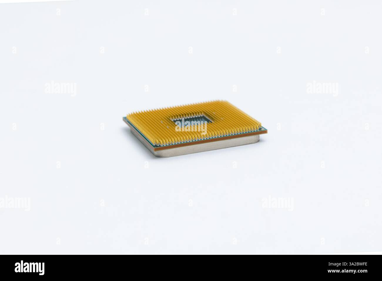 Unité centrale CPU ou ordinateur à puce isolé sur fond blanc. Côté broche d'un processeur CPU. Banque D'Images