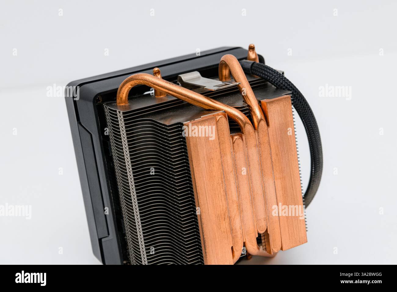Dissipateur de chaleur en cuivre ou caloduc ou refroidisseur de processeur d'ordinateur avec radiateur et ventilateur sur fond blanc. Banque D'Images