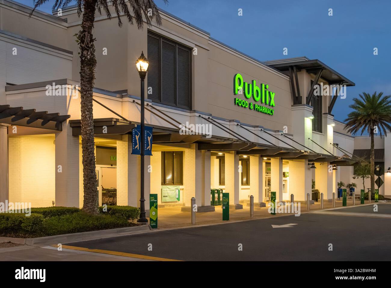 Supermarché Publix Food & Pharmacy juste avant le lever du soleil à Ponte Vedra Beach, Floride. (ÉTATS-UNIS) Banque D'Images