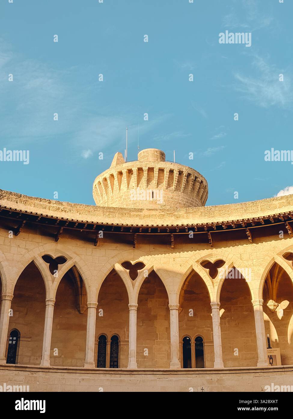 Le bâtiment est une grande structure ancienne avec de nombreuses arches. Les arches sont hautes et impressionnantes, donnant au bâtiment un sentiment de grandeur et d'histoire. Le Banque D'Images