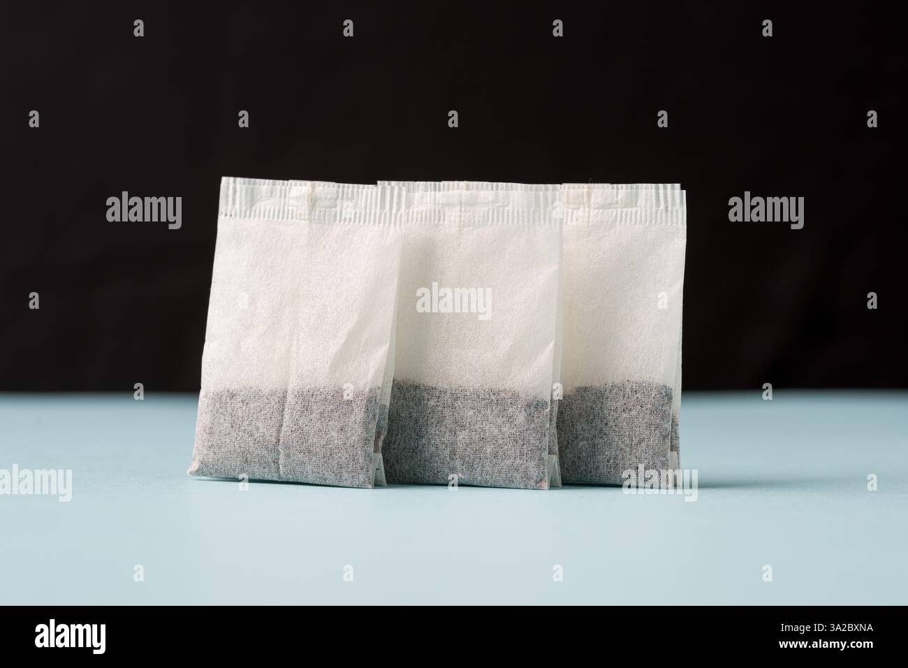 Vue de dessus du sachet de thé sur fond bleu Banque D'Images