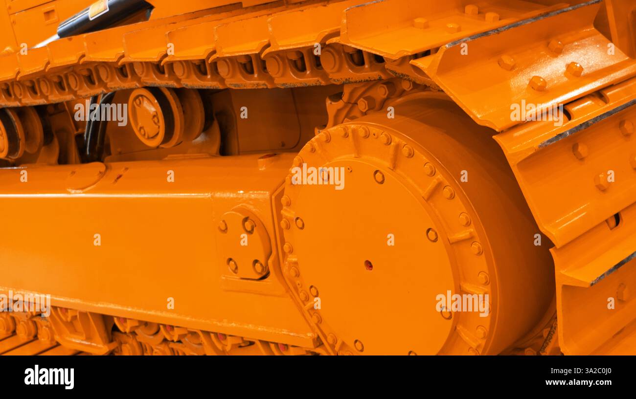 Chenilles de bulldozer modernes et engrenages d'entraînement. Grande machine de construction jaune. Équipement pour l'industrie lourde. EQUIPEMENT pour travaux routiers et de construction Banque D'Images