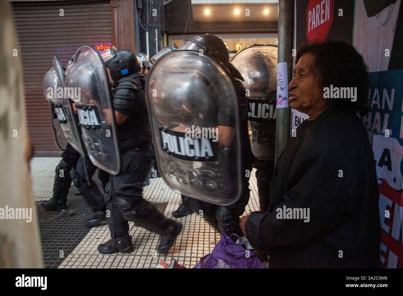 12 mars 2025, Buenos Aires, capitale fédérale, Argentine : tous les mercredis, les retraités manifestent devant le Congrès argentin pour réclamer la perte de leur pouvoir d'achat. Mercredi, la manifestation a eu un résultat explosif : la présence de centaines de supporters de football qui ont décidé de se mobiliser en soutien aux retraités. Le résultat a été un violent affrontement entre les fans et les forces de sécurité, qui ont utilisé des canons à eau, des gaz lacrymogènes, des balles en caoutchouc et des matraques pour repousser les manifestants. Plus de 150 personnes ont été arrêtées, selon les autorités, et au moins six ont été blessées, y compris un abic de police Banque D'Images