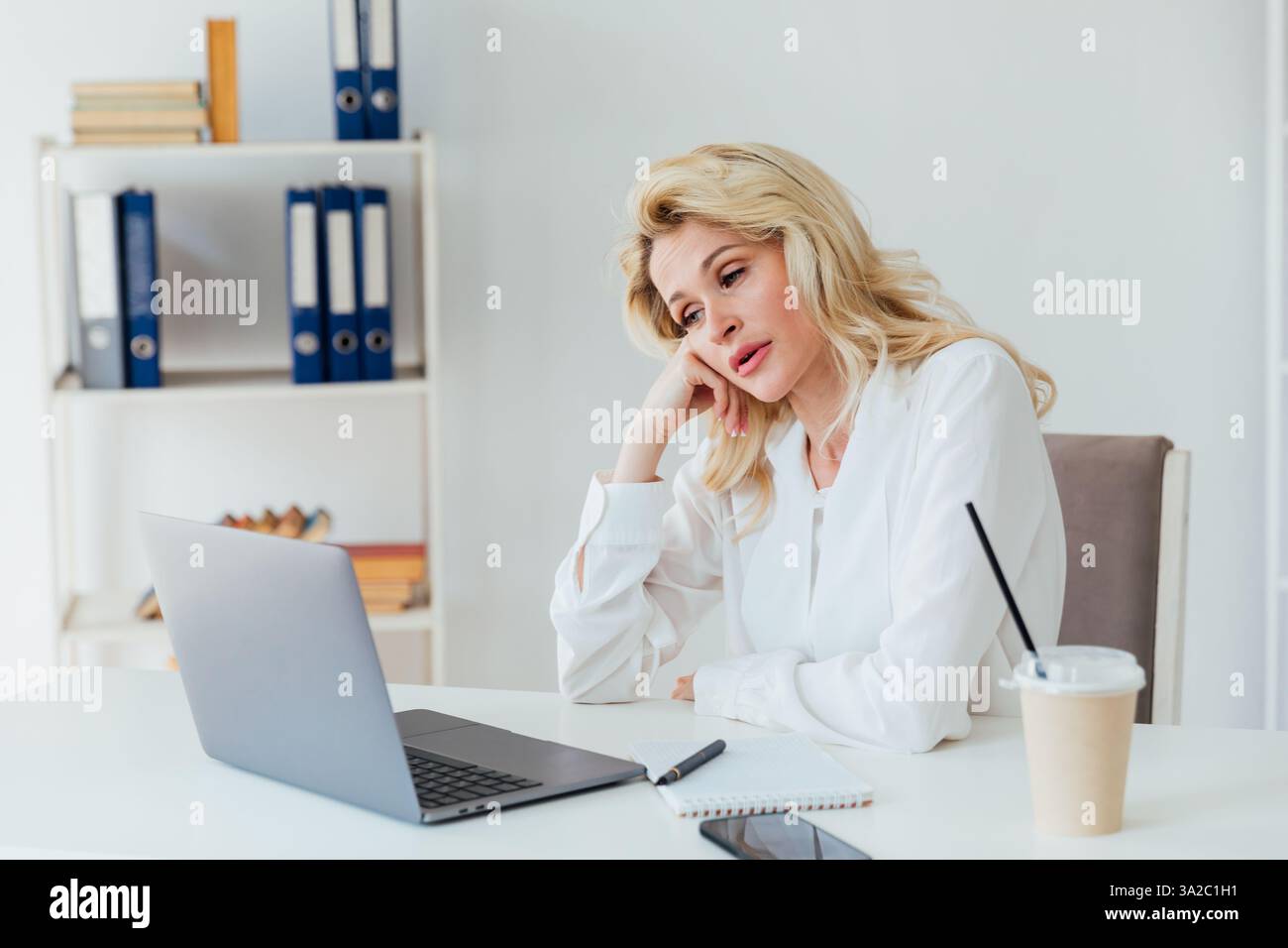 femme d'affaires parlant en ligne dans le bureau et souriant Banque D'Images