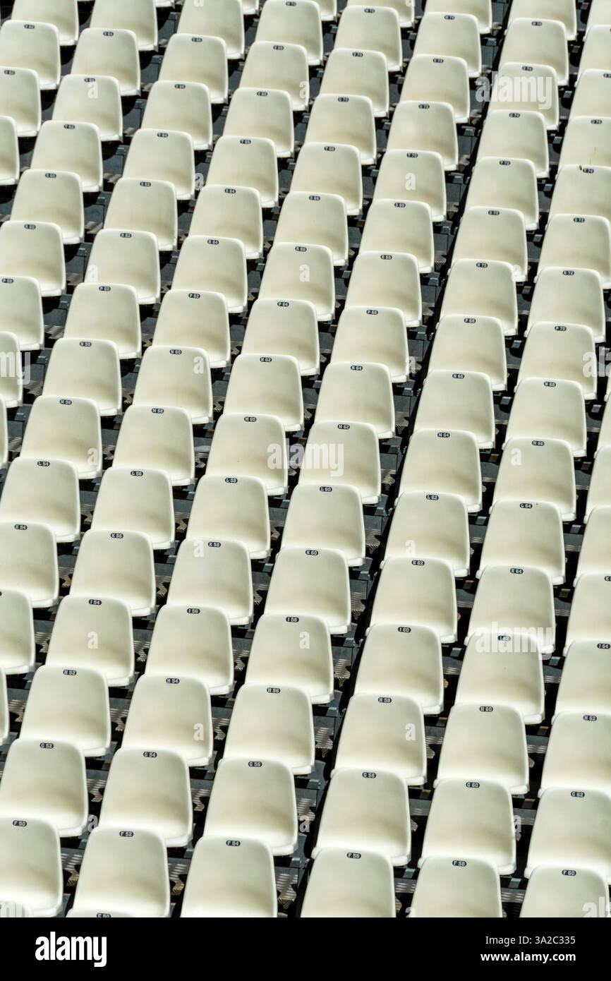 Les sièges vides du stade disposés en rangées ordonnées soulignent l'état de préparation pour un événement sportif ou un concert à venir Banque D'Images