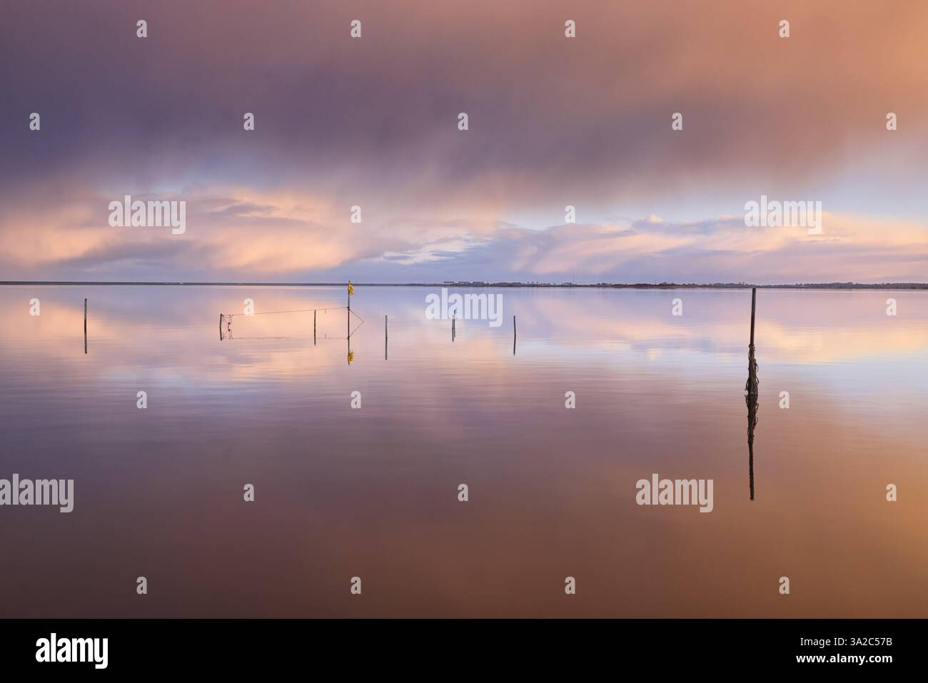 Nuages spectaculaires se reflétant dans le lac Lauwersmeer aux pays-Bas avec une belle lumière Banque D'Images
