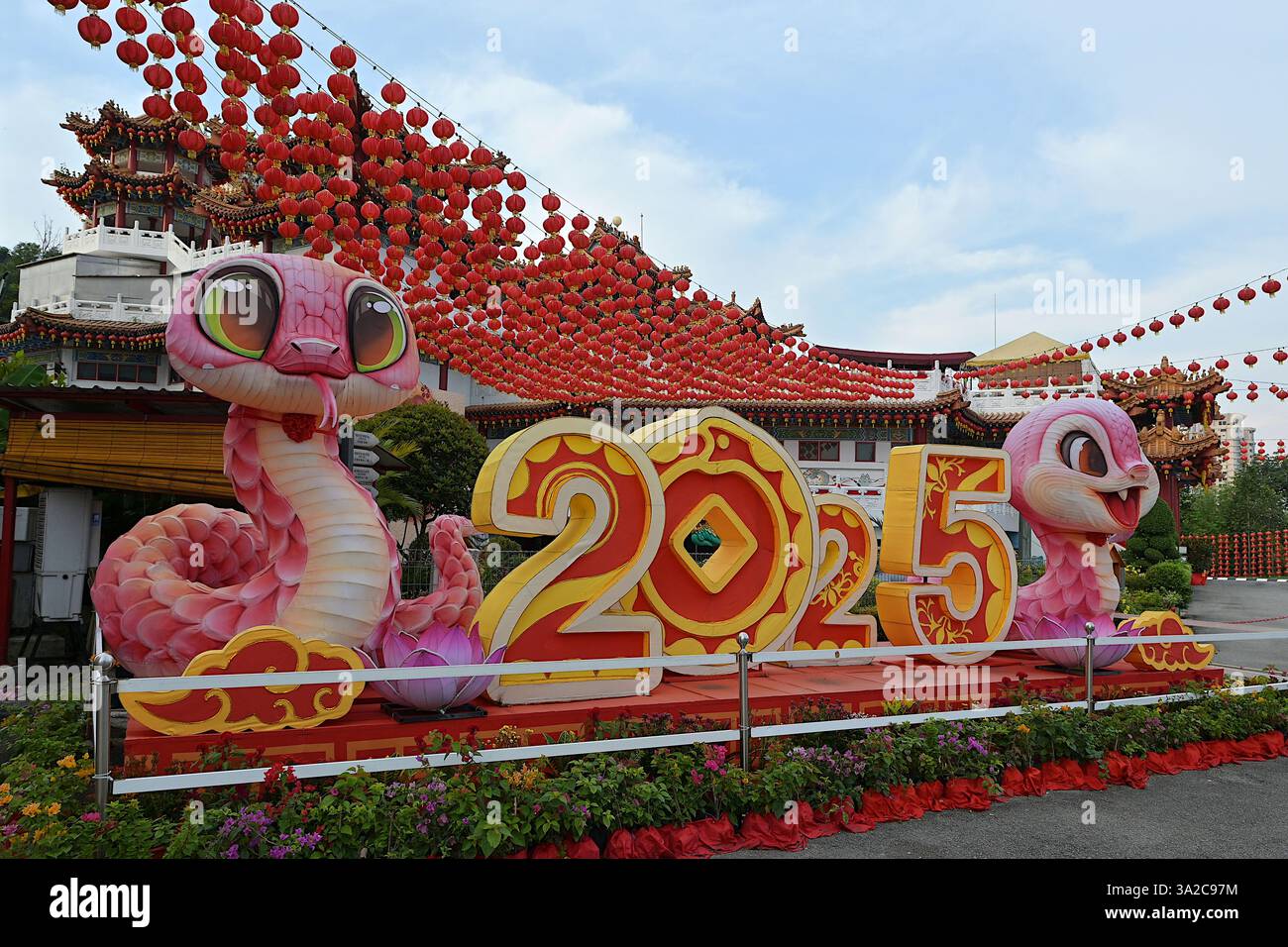 Des serpents roses éclatants accueillent les visiteurs au temple Thean Hou alors que la Malaisie et l'Asie du Sud-est se déguisent pour le nouvel an chinois 2025 Banque D'Images