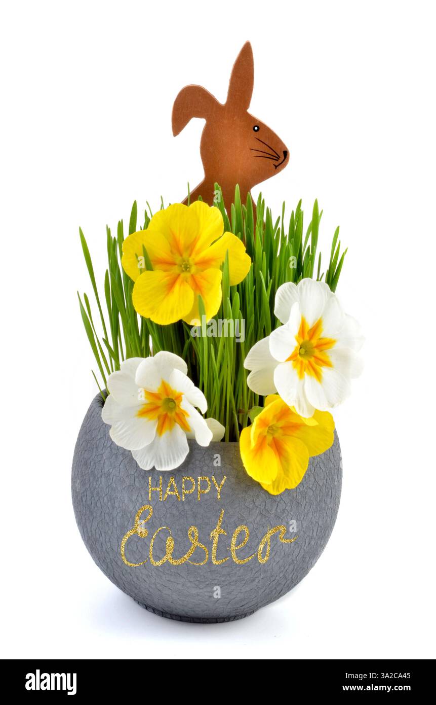 Lapin de Pâques, herbe verte et fleurs en pot avec texte joyeuses Pâques. Isolé sur fond blanc. Banque D'Images Lapin de Pâques, herbe verte et fleurs en pot avec texte joyeuses Pâques. Isolé sur fond blanc. Banque D'Images