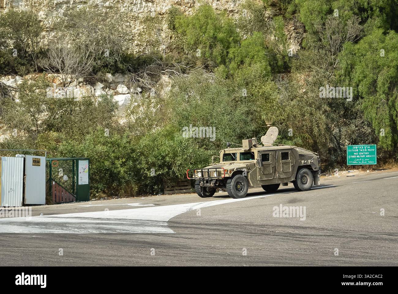 Convoi militaire de véhicules à la frontière libanaise et israélienne. Convoi de véhicules blindés brigade aérienne israélienne en patrouille. Militaire 4x4 tout terrain blindé Banque D'Images