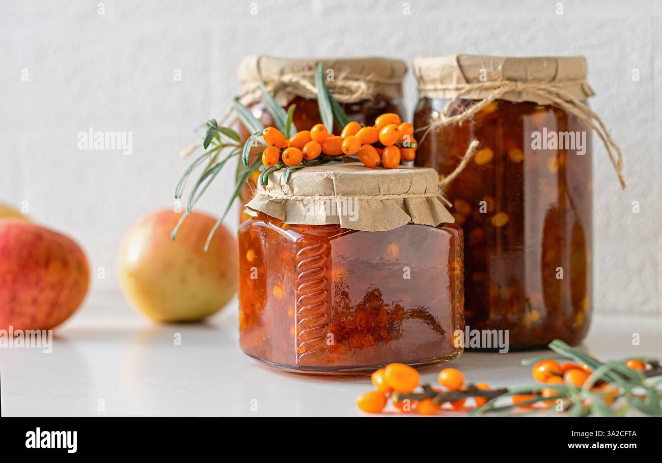 Bocaux magnifiquement arrangés de seabuckthorn et confiture de pommes Banque D'Images