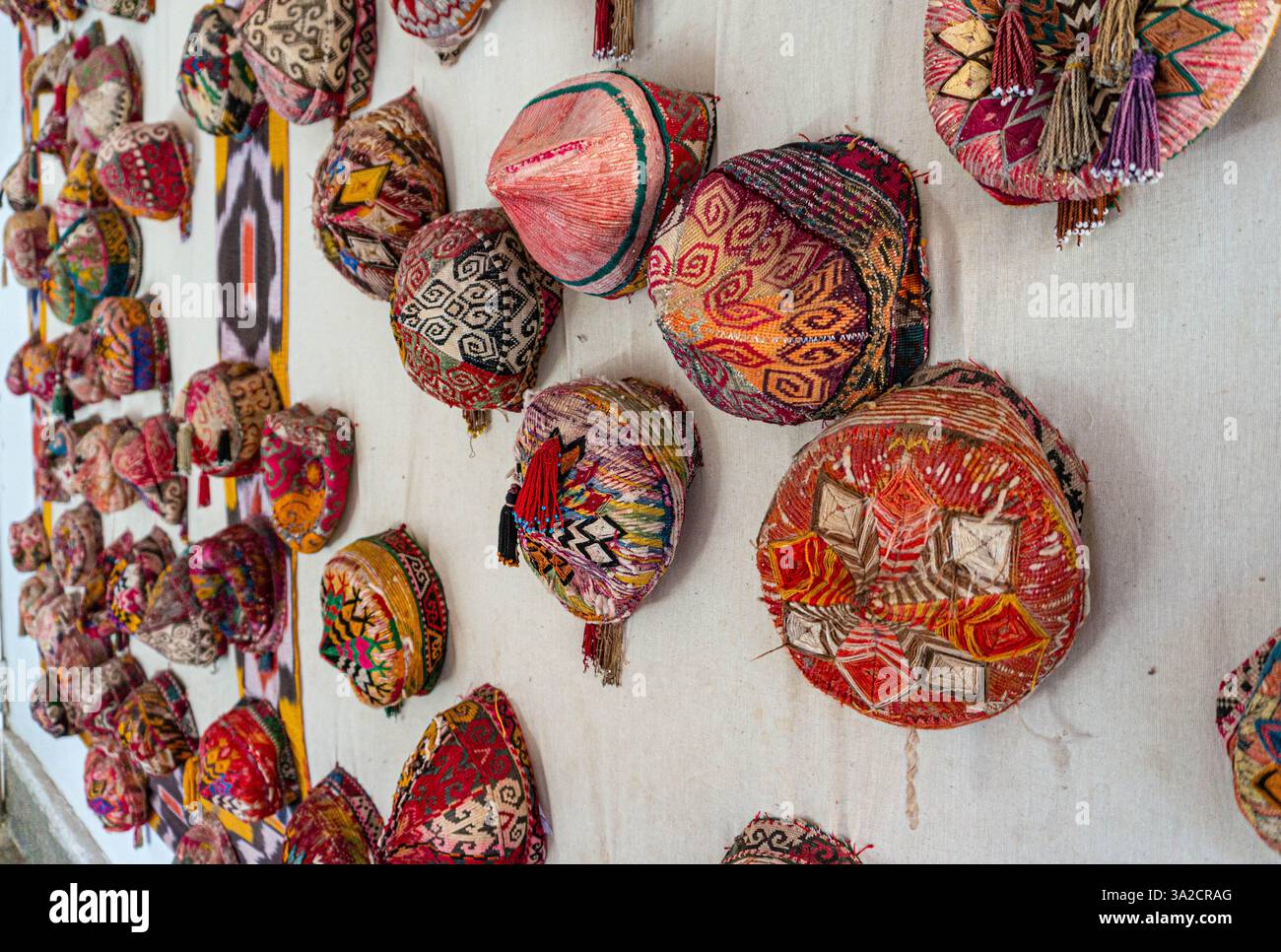 Coiffure traditionnelle ouzbèke - une calotte sur le mur comme décoration. Banque D'Images