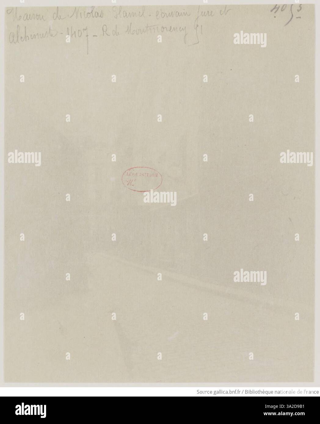 La photographie d’Eugène Atget de la Maison de Nicolas Flamel, située au 51 rue de Montmorency, à Paris, capture l’édifice où vivait le célèbre alchimiste Nicolas Flamel en 1407. L'image montre les caractéristiques architecturales du bâtiment dans son cadre historique. Banque D'Images