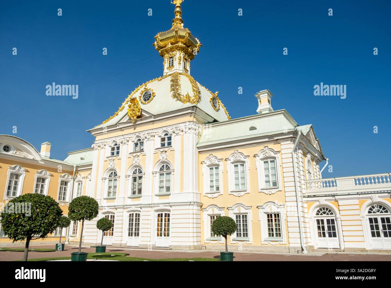 Un grand palais avec un dôme doré, une façade blanche et pastel, et des détails baroques, un chef-d'œuvre de l'architecture européenne historique. Banque D'Images