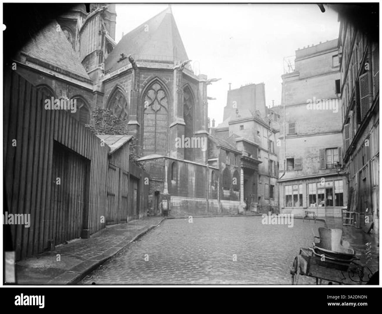 La photographie d’Eugène Atget de 1910 capture l’abside de l’Eglise Saint-Gervais-Saint-Protais à Paris, mettant en valeur ses détails architecturaux et son importance historique. Banque D'Images