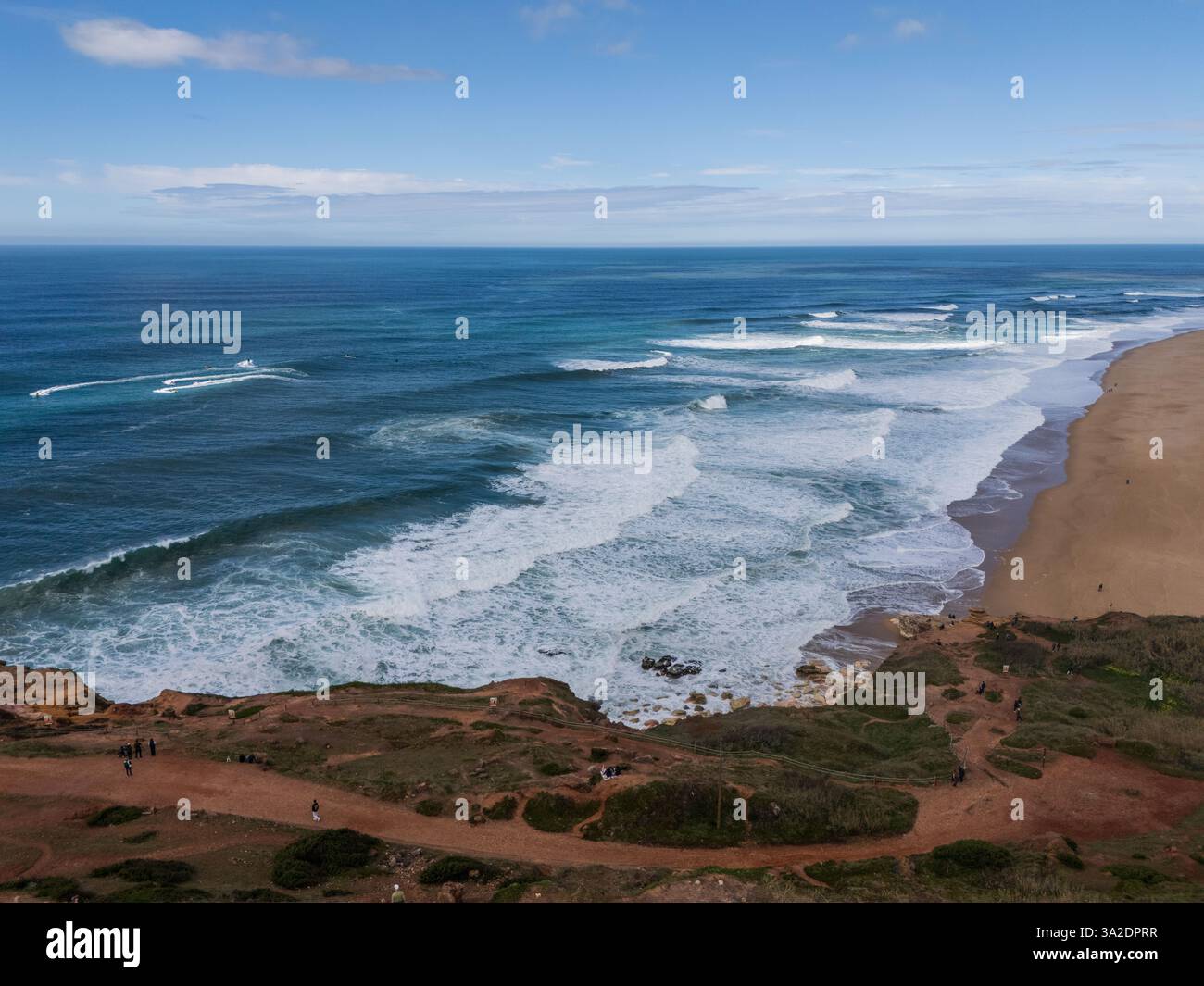 Praia do Norte (North Beach), inscrite au Guinness World Records pour les plus grosses vagues jamais surfées, formée sous l'influence du Nazare Canyon, Banque D'Images