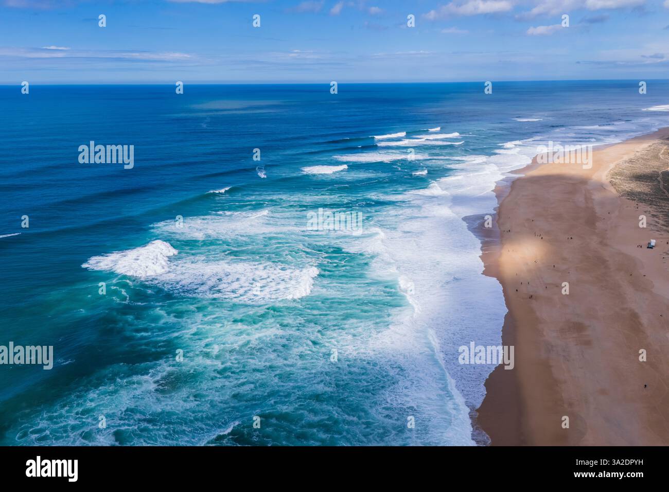 Praia do Norte (North Beach), inscrite au Guinness World Records pour les plus grosses vagues jamais surfées, formée sous l'influence du Nazare Canyon, Banque D'Images