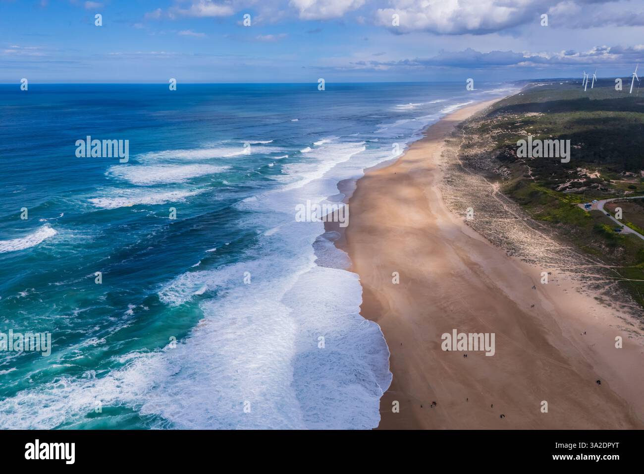 Praia do Norte (North Beach), inscrite au Guinness World Records pour les plus grosses vagues jamais surfées, formée sous l'influence du Nazare Canyon, Banque D'Images
