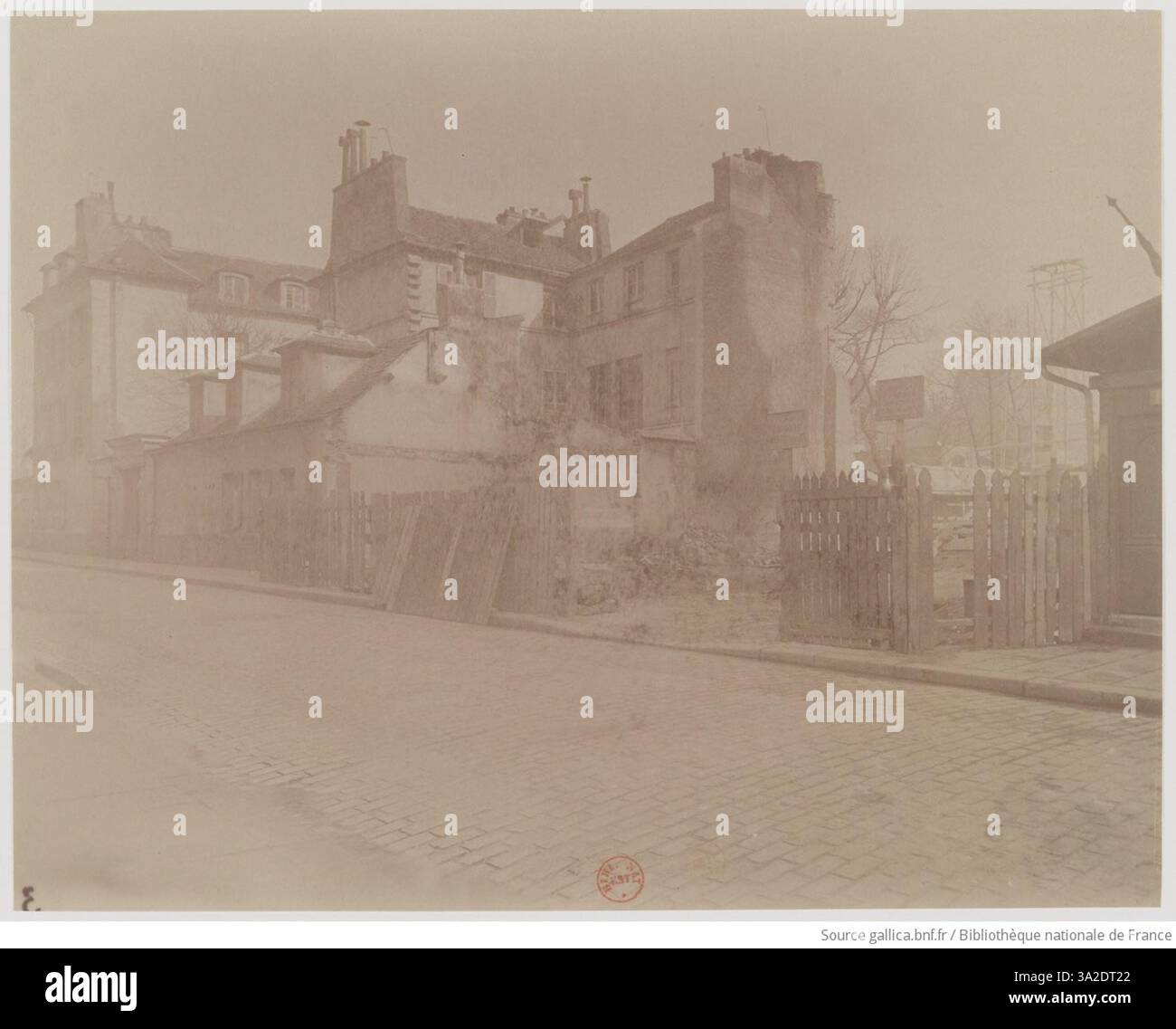Cette photographie d'Eugène Atget représente l'ancien couvent des Carmélites de la rue Denfert-Rochereau, ancienne demeure de l'écrivain Chateaubriand. L’image souligne l’importance architecturale et historique du bâtiment. Banque D'Images