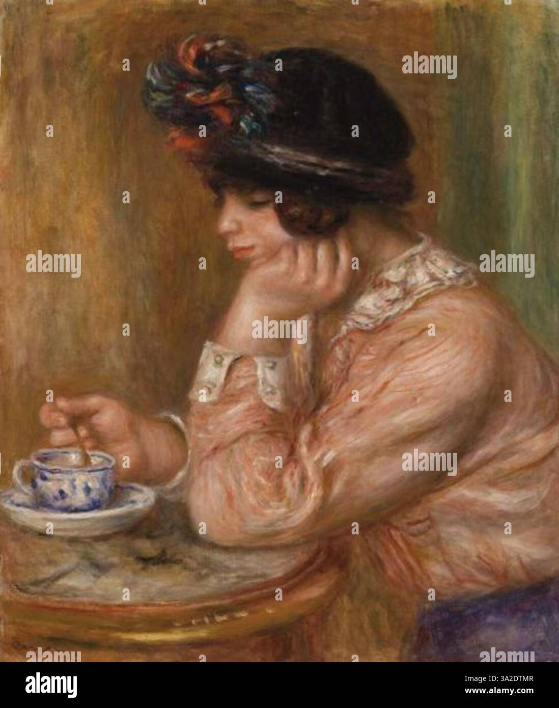 Dans cette peinture, Renoir se concentre sur une tasse de chocolat chaud, soulignant les textures lisses et les couleurs riches de la tasse en céramique et de son contenu. Banque D'Images