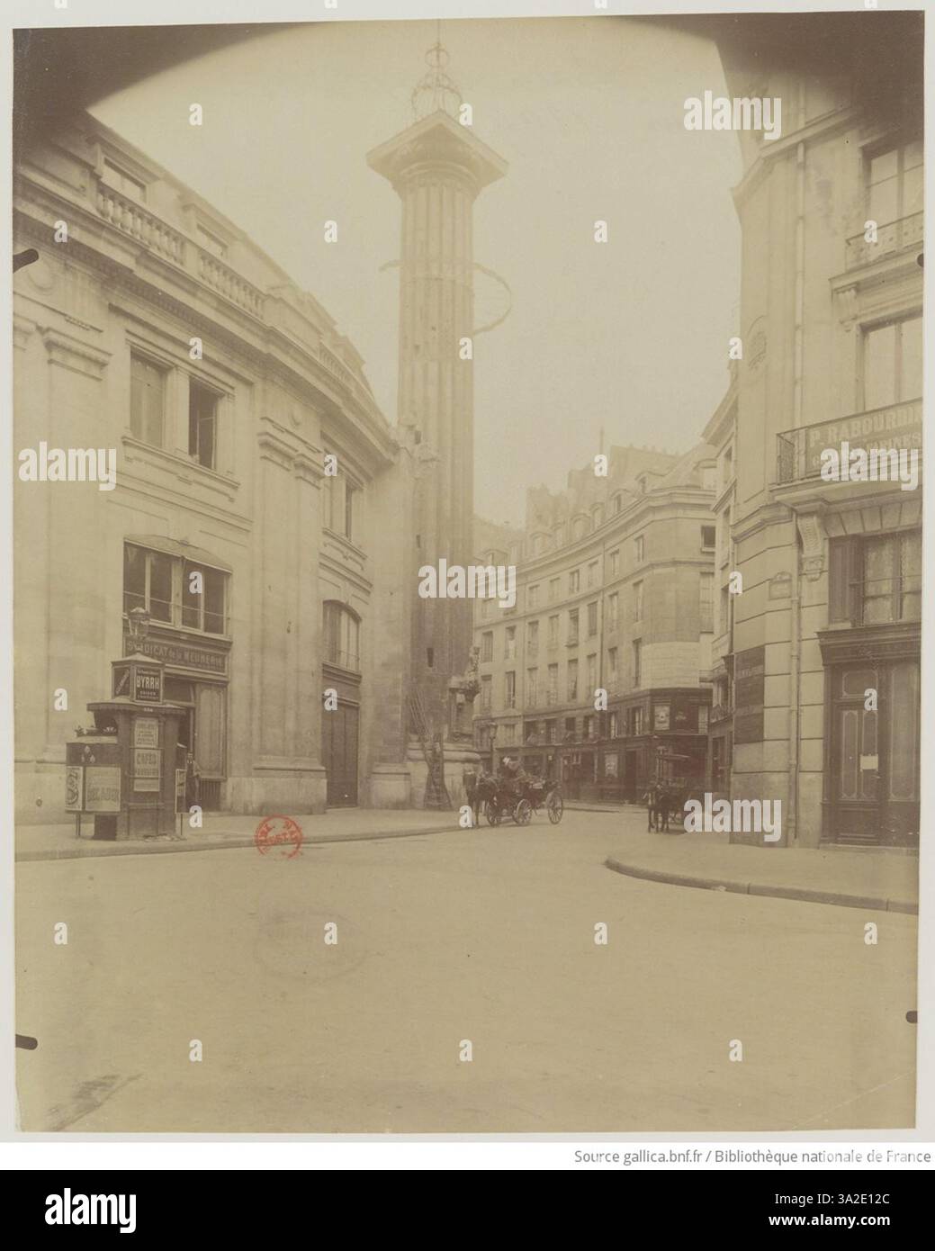 Cette photographie d'Eugène Atget montre l'ancienne Halle aux Blés à Paris, capturée en juin 1899. Le bâtiment du marché est une représentation de l'architecture commerciale et de la vie urbaine du XIXe siècle à Paris. Banque D'Images