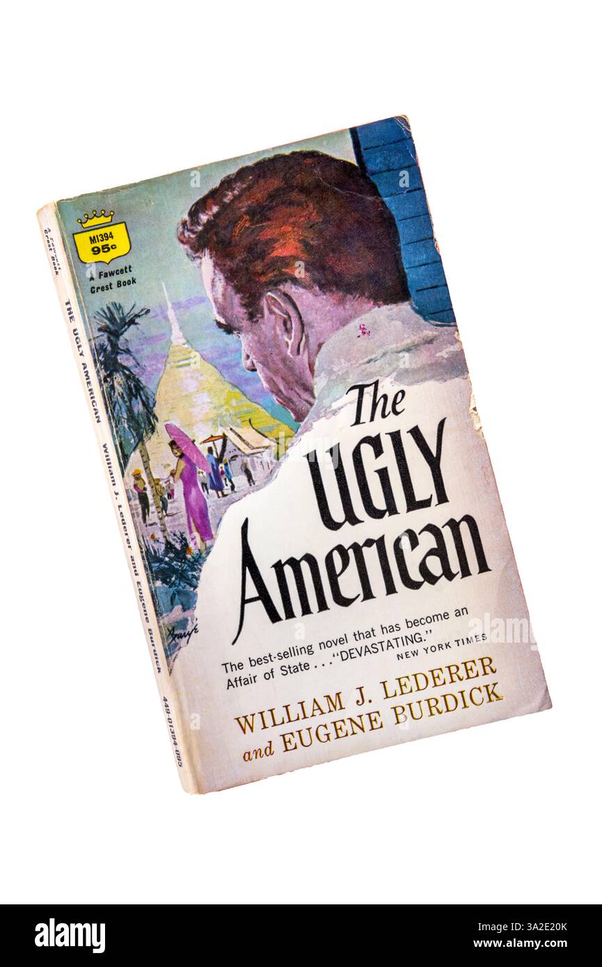 Une ancienne édition de poche de The Ugly American par William J Lederer et Eugene Burdick. Publié pour la première fois en 1958. Banque D'Images