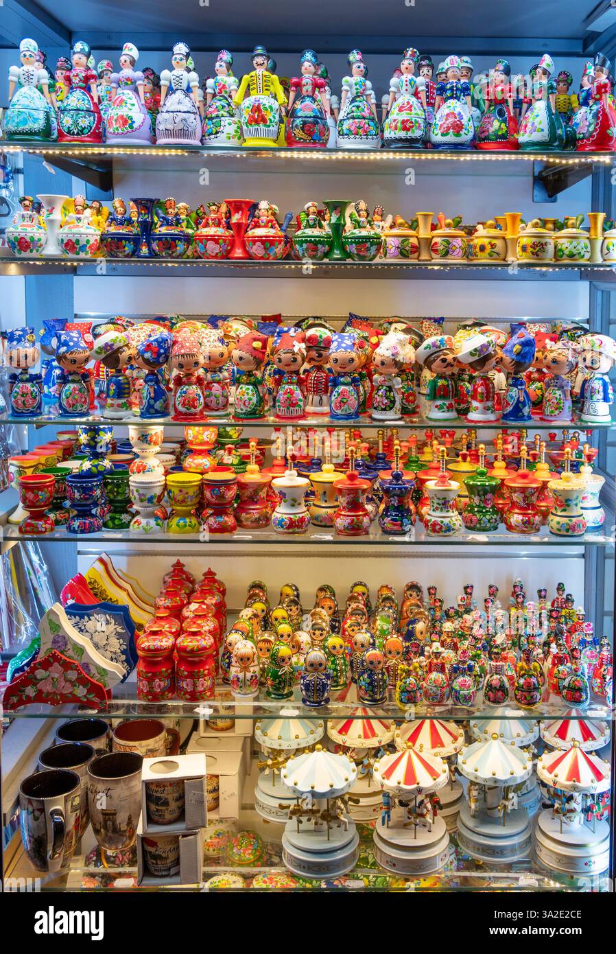 Vue de poupées d'art populaire hongrois et d'autres souvenirs à vendre à Budapest, Hongrie. Banque D'Images