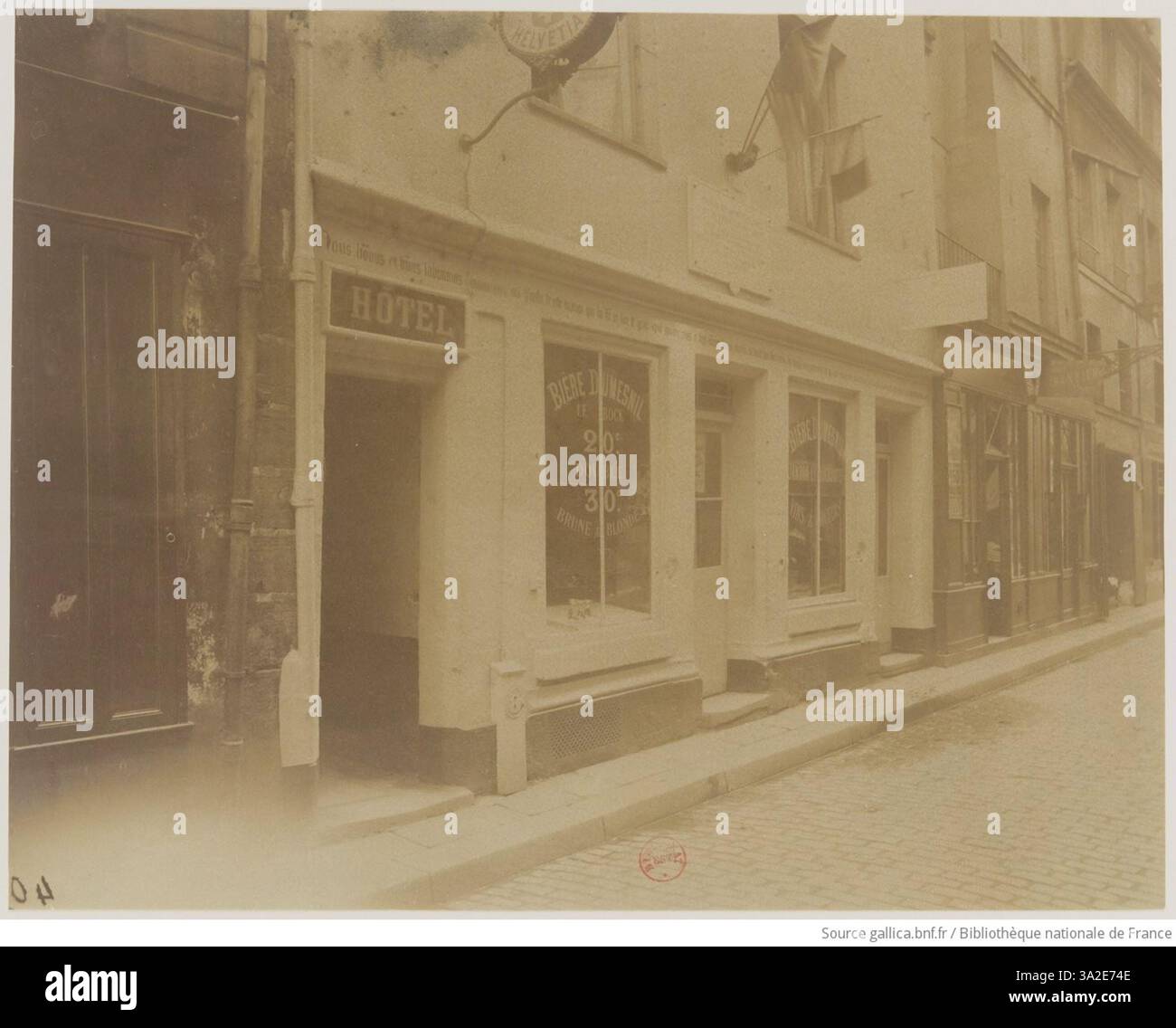 Dans cette photographie, Eugène Atget capture la Maison de Nicolas Flamel au 51 rue de Montmorency, Paris, mettant en valeur les caractéristiques historiques et architecturales du bâtiment dans le contexte urbain de la ville. Banque D'Images