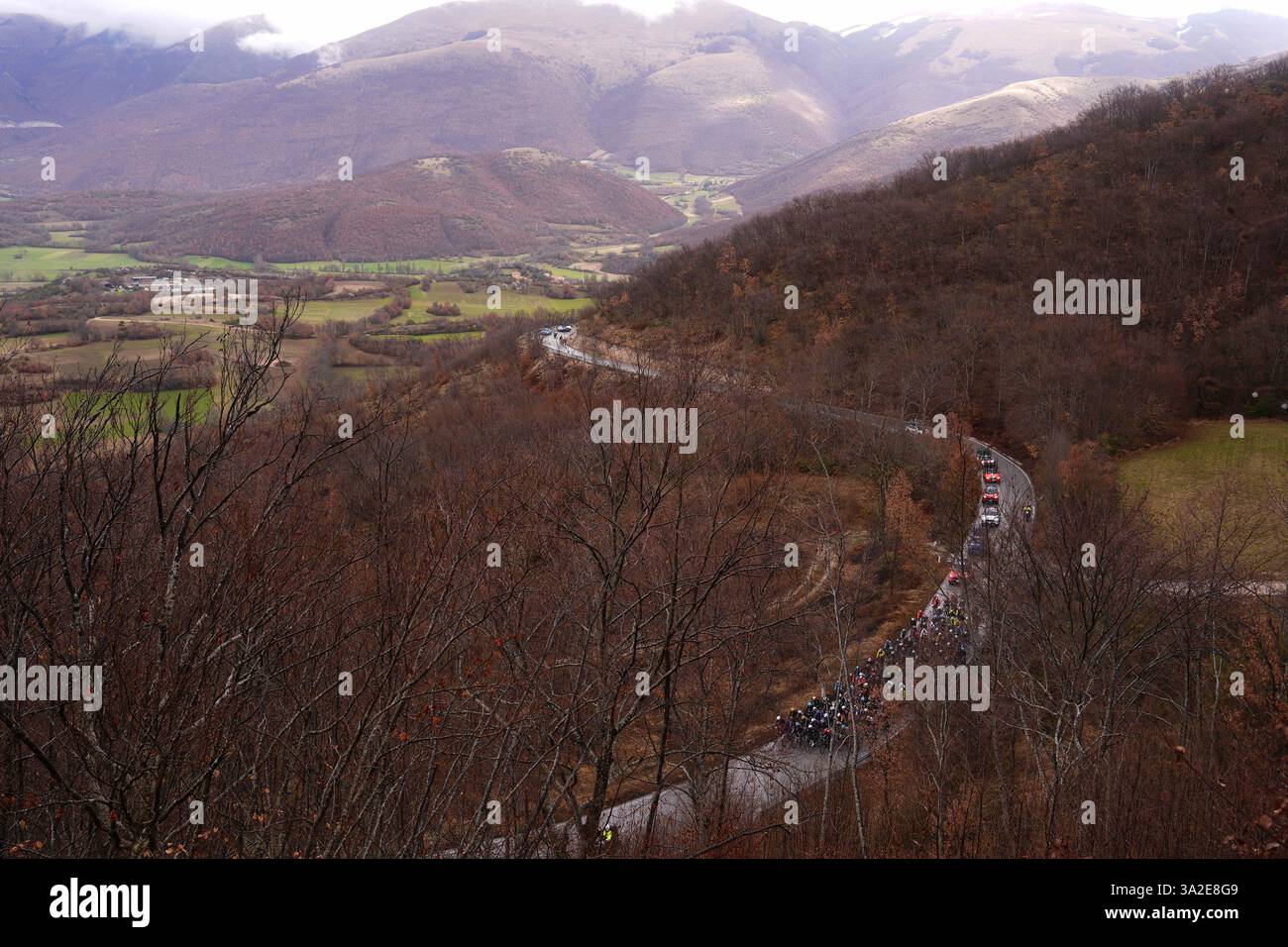 Italia. 13 mars 2025. Le peloton roule pendant le 60ème Tirreno - Adriatico 2025, étape 4 de Norcia à Trasacco - le 13 mars 2025 à Norcia, Ombrie, Italie. (Photo de Fabio Ferrari/LaPresse) crédit : LaPresse/Alamy Live News Banque D'Images