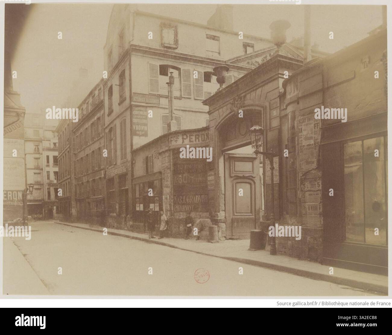 La photographie d’Eugène Atget du Hôtel de Montmorency, situé au 5 rue de Montmorency, à Paris, documente l’architecture du bâtiment et sa place dans le tissu urbain de la ville. Banque D'Images