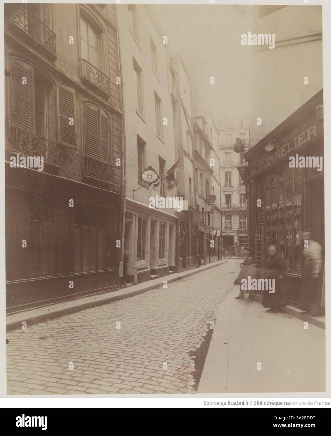Cette photographie d'Eugène Atget représente la Maison de Nicolas Flamel au 51 rue de Montmorency à Paris. Le bâtiment, autrefois la maison du célèbre alchimiste et écrivain, est montré dans son contexte architectural dans la ville historique. Banque D'Images