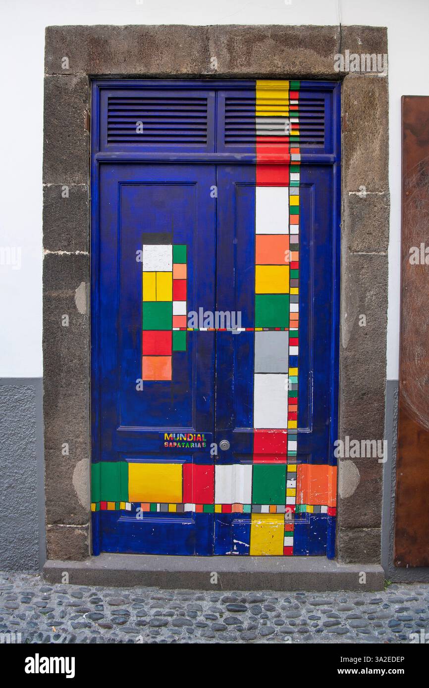 Porte colorée peinte à Rua de Santa Maria dans la vieille ville, projet d'art Arte de portas abertas, Portugal, Madère, Funchal Banque D'Images