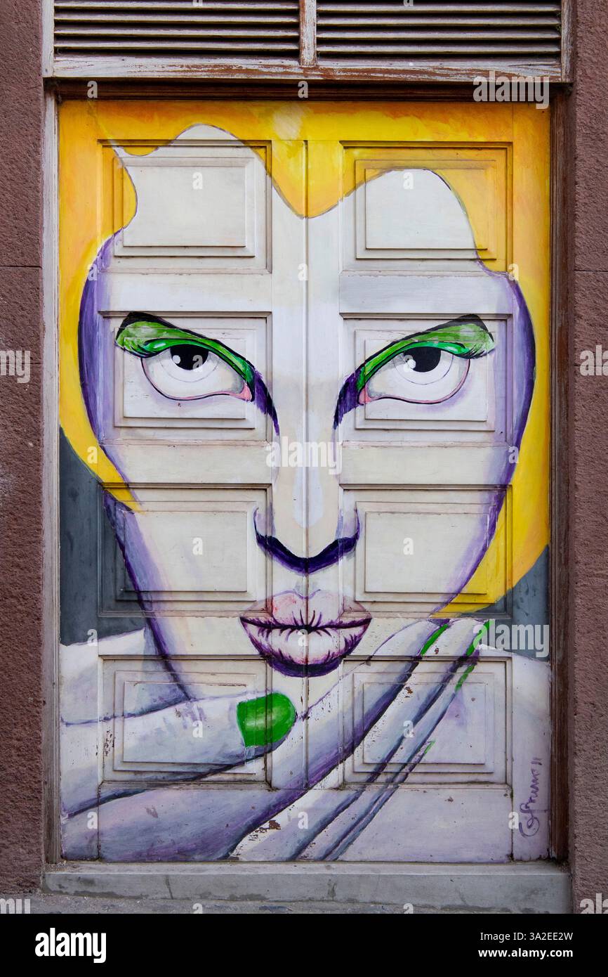 Porte colorée peinte à Rua de Santa Maria dans la vieille ville, projet d'art Arte de portas abertas, Portugal, Madère, Funchal Banque D'Images