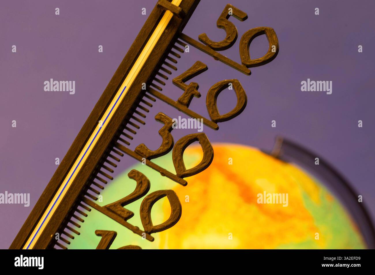 Modellrechnungen, die von einer Fortsetzung der bis Ende 2020 umgesetzten Politiken ausgehen, führen zu einer mittleren globalen Erwärmung von 3,2 ÂC bis 2100. Eine solche Temperaturänderung wäre größer als alle während der letzten Jahrhunderte beobachteten natürlichen Temperaturschwankungen. Symbolfoto, Themenfoto *** calculs de modèles qui supposent une poursuite des politiques mises en œuvre d'ici la fin de 2020 conduisent à un réchauffement climatique moyen de 3,2 C d'ici 2100 un tel changement de température serait plus important que toutes les fluctuations naturelles de température observées au cours des derniers siècles. Banque D'Images