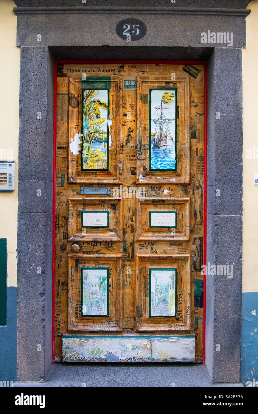 Porte colorée peinte à Rua de Santa Maria dans la vieille ville, projet d'art Arte de portas abertas, Portugal, Madère, Funchal Banque D'Images
