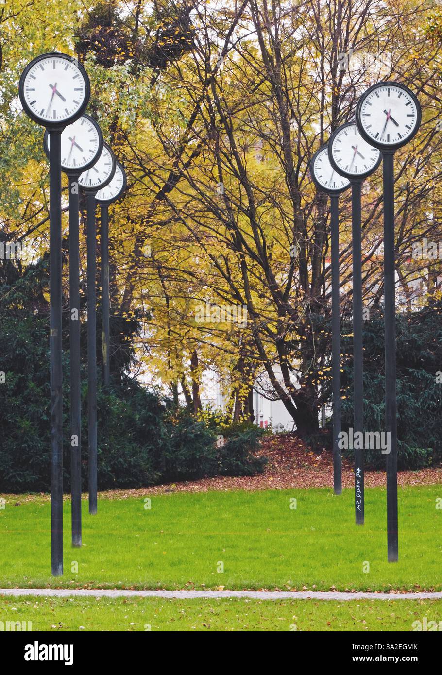 Travail de terrain de temps dans le Volksgarten, 24 horloges synchronisées, Allemagne, Rhénanie du Nord-Westphalie, Bas-Rhin, Dusseldorf Banque D'Images